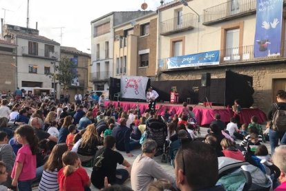 La plaza Prat de la Riba de Montgai se llenó ayer de público en el espectáculo “Simplemente Pepe”. 