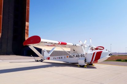 La aeronave no tripulada que la empresa prueba en el interior del aeropuerto de Alguaire.