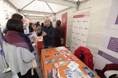 Una de las entidades participantes, ayer en la Fira d’Entitats.