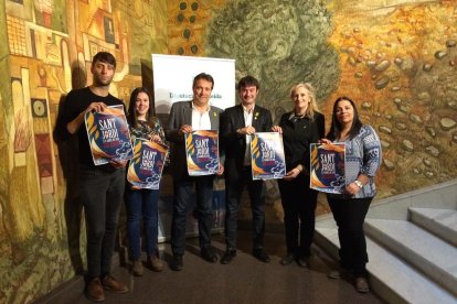 A l’esquerra, presentació de la festa de Sant Jordi de Puigverd. A la dreta, les roses grogues de galeta d’El Rosal de Tàrrega.