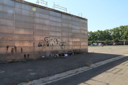 Tres temporeros dormían ayer por la tarde al raso detrás del pabellón 3 de la Fira.