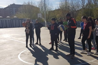 Casi mil alumnos, en la campaña “Basket a les escoles”