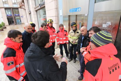 Bomberos, ayer al mediodía en el ascensor de la plaza Sant Joan. 