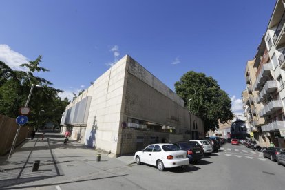 El recinte de les antigues piscines de Camps Elisis, situat al carrer Santa Cecília.