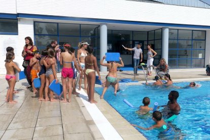 Imagen de los pequeños que participaban ayer en la ‘estada’ Esportmania, en las piscinas de Pardinyes. 