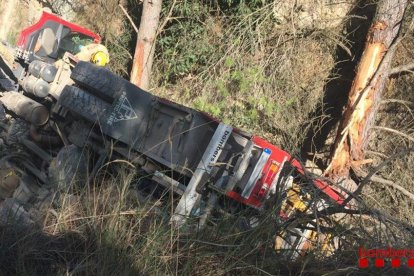 Vista del camión de Bomberos que volcó ayer en las tareas de extinción en Algerri. 