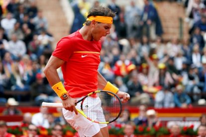 Rafa Nadal, amb un dels seus característics gestos, durant el partit d’ahir a València.