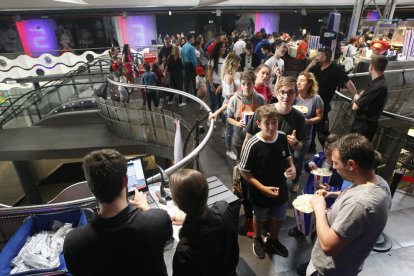 Público de todas las edades, ayer en el complejo JCA Alpicat en la primera jornada de la Fiesta del Cine.