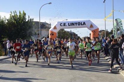 Un grup d’atletes ahir, al moment de prendre la sortida de la Cursa del Caragol.