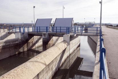 El canal Segarra-Garrigues pasa junto a la potabilizadora de Ratera.