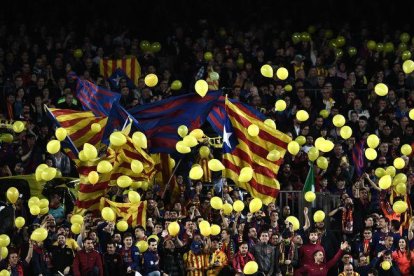 Nombrosos aficionats van mostrar globus grocs dimecres al Camp Nou.