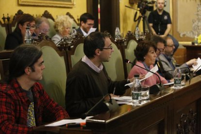 Els dos regidors del Comú, en un ple de la Paeria.