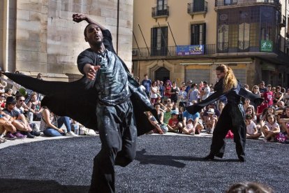 La plaza Mayor, centro neurálgico de la Fira, acogió ayer el espectáculo de danza ‘Orbis’, de la compañía Humanhood.