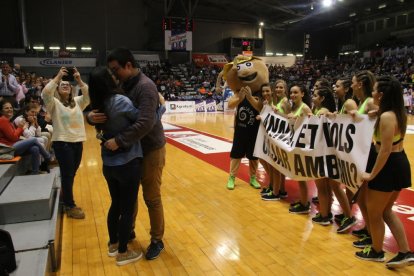 Un seguidor pidió matrimonio a su novio en un descanso.