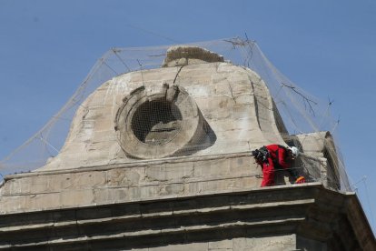 Les xarxes ja 'vesteixen' les cúpules de la Catedral