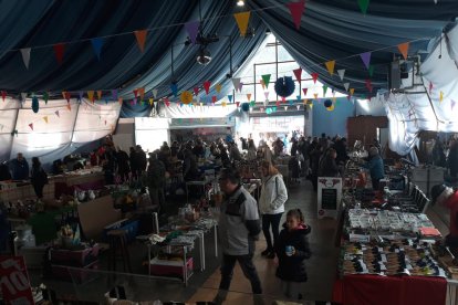 La sala polivalente de Les acogió ayer un mercado con todo de tipo de productos. 