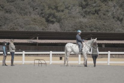 Classes d’equinoteràpia a l’hípica Equus Aventura.