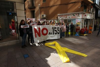 Protesta de funcionarios a favor de la liberación de los “presos políticos”, ayer en el Eix Comercial. 