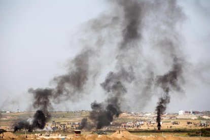 Manifestants palestins cremen pneumàtics a la frontera amb Israel.