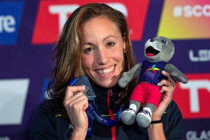 Jessica Vall posa amb la medalla de plata a l’acabar segona en els 200 metres braça.