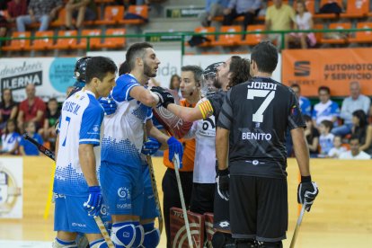 Als minuts finals hi va haver moments de tensió per la duresa d’alguns jugadors del Vic.