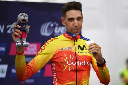 El ciclista granadí posa amb la medalla de bronze aconseguida ahir a Glasgow.