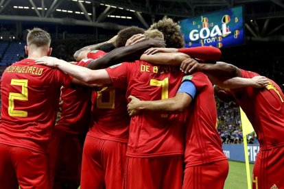 Jugadores de Bélgica celebran uno de los dos goles con los que eliminaron ayer a Brasil.