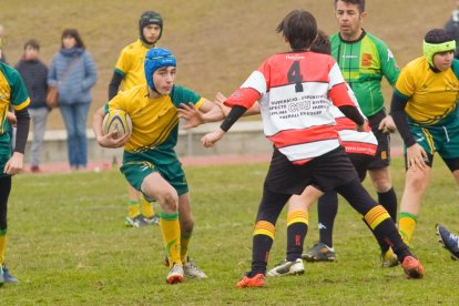 Marc Pich, con el balón, participa con la selección catalana sub-14.