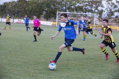 Una acció del partit d’ahir entre l’Angulària i l’Ivars. 