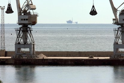 Vista al fondo de la plantación de gas del proyecto Castor, ubicada en el Delta de l’Ebre. 