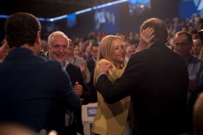 Cristina Cifuentes se saluda amb Mariano Rajoy, ahir, a la convenció del PP a Sevilla.