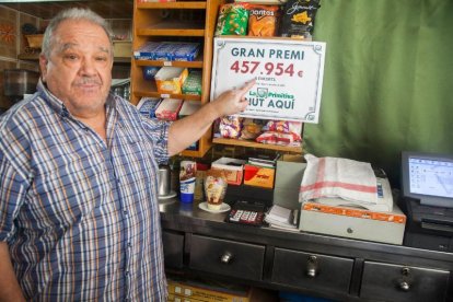 Jesús Morros, propietario del bar donde se selló el boleto ganador, mostrando el cartel del premio.