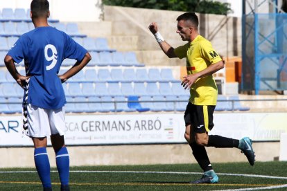 Riki celebra el gol que va donar els tres punts al Mollerussa al camp del Rapitenca.