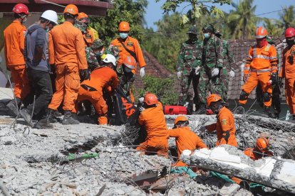 Imagen de equipos de rescate en sus maniobras de salvamento.