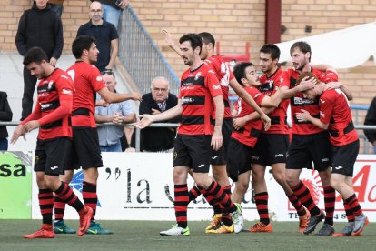 Los jugadores del EFAC celebran el que sería el gol de la victoria.