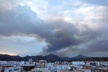 Imatge d’ahir d’una columna de fum de l’incendi declarat a Llutxent (València).