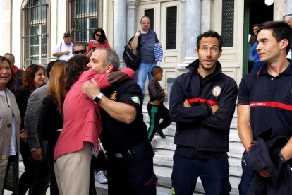 Los bomberos sevillanos ante el tribunal de Lesbos.