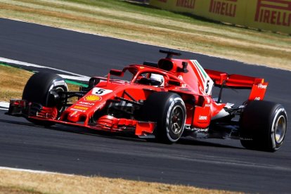 Hamilton domina los libres en Silverstone