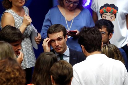 Pablo Casado, junto a los periodistas tras su comparecencia del lunes en la sede nacional del PP.