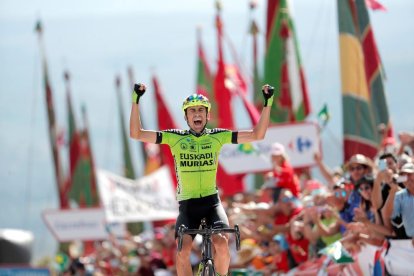 Óscar Rodríguez levanta los brazos celebrando la victoria poco antes de entrar en la meta.