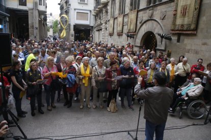 Los “cantaires” se reunieron de nuevo en la plaza de la Paeria para pedir la libertad de los presos.