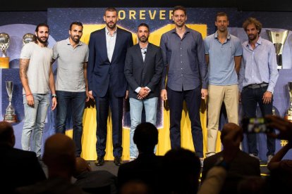 Ricky Rubio, Victor Sada, Marc Gasol, Juan Carlos Navarro, Pau Gasol, Jordi Trias y Roger Grimau, ayer en la despedida de “La Bomba”.