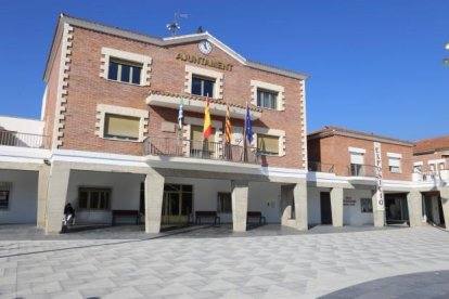 El ayuntamiento de Mequinensa, en el centro de la población.