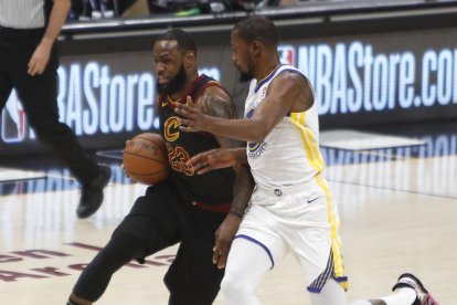 James protegeix la bola de Durant, que va liderar els Warriors.