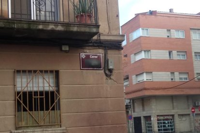 Una placa amb el nom ratllat ahir al matí al carrer Germans Recasens i, a la dreta, després de netejar-la.