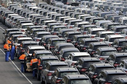 Coches en una explanada listos para su comercialización.