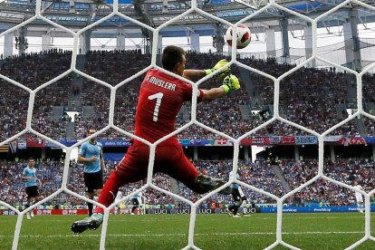 Fernando Muslera falla a la hora de atrapar el lanzamiento lejano de Griezmann, el segundo tanto.