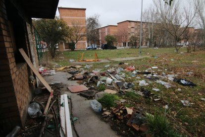 Imagen del solar lleno de desechos justo al lado de las viviendas de Ferran el Catòlic.