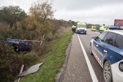 Herido leve un conductor en un espectacular accidente en Ciutadilla 