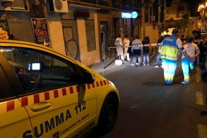 Investigadores y sanitarios junto al local del barrio madrileño de Tetuán, en la madrugada de ayer.